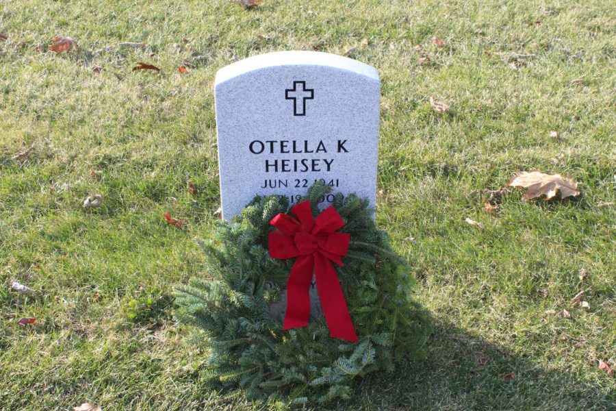 A+wreath+laid+on+a+veterans+grave+at+Ft.+Indiantown+Gap.