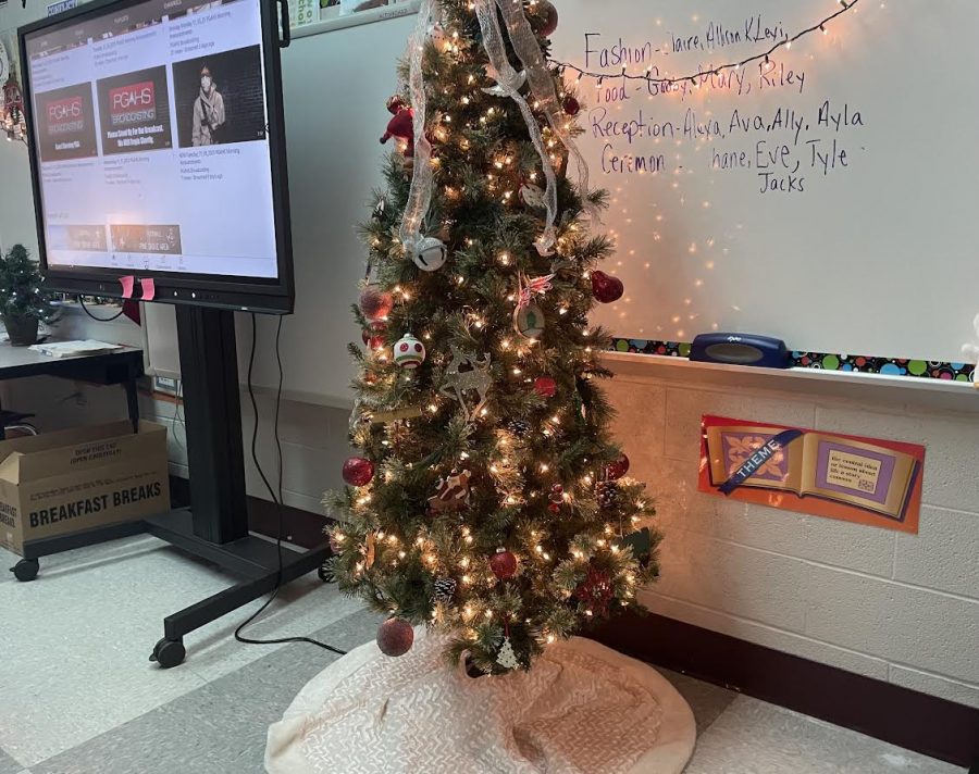 Its not too early to decorate! Mrs. Hemings classroom is decorated for Christmas. Her decorated Christmas Tree can be seen as you enter her classroom.