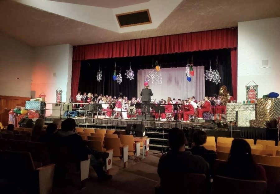 Mr.+Gibson+conducts+the+PGAHS+Cardinal+Band+in+the+2021+Christmas+Concert.