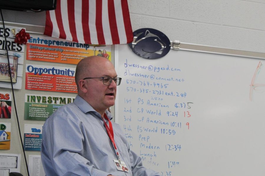 Mr.+Wessner+talks+to+his+6th+period+Modern+US+History+class+about+the+current+war+in+Ukraine+and+the+Oil+problems+that+are+stemming+from+it.
